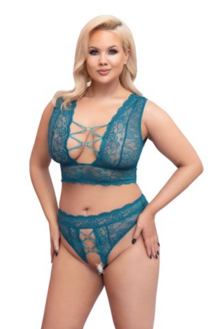 Ensemble lingerie Cottelli Curves en dentelle couleur pétrole composé d’une bralette très échancrée avec anneaux or rose et d’un string taille haute ouvert assorti.