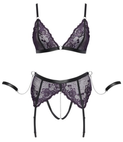 Ensemble lingerie Bondage Cottelli grande taille en dentelle violet foncé composé d’un soutien-gorge souple, d’un string porte-jarretelles assorti, de chaînes argentées décoratives et de menottes souples amovibles.