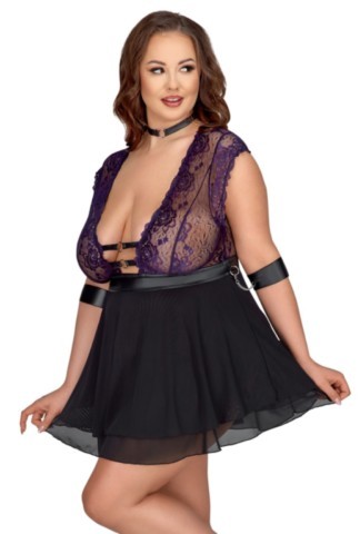 Nuisette Bondage Cottelli grande taille en dentelle florale violette avec jupe noire en powernet, profond décolleté, collier assorti et menottes souples amovibles reliées par des chaînes argentées.