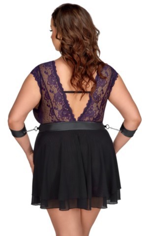 Nuisette Bondage Cottelli grande taille en dentelle florale violette avec jupe noire en powernet, profond décolleté, collier assorti et menottes souples amovibles reliées par des chaînes argentées.