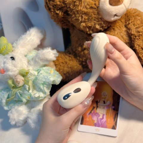 Vibromasseur portable connecté Deya de ZALO en coloris blanc ivoire avec double stimulation, accessoires interchangeables, télécommande Bluetooth et design ergonomique discret.