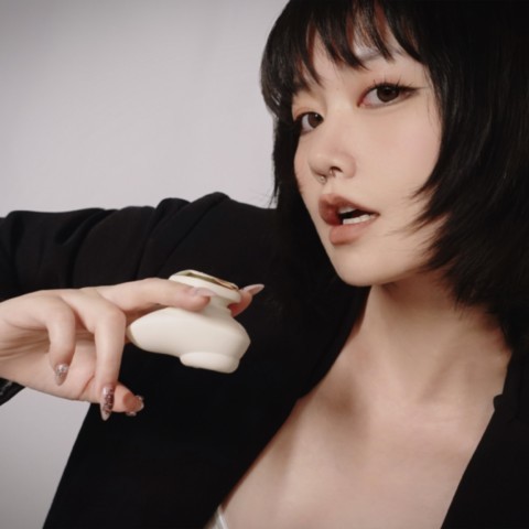 Vibromasseur portable connecté Deya de ZALO en coloris blanc ivoire avec double stimulation, accessoires interchangeables, télécommande Bluetooth et design ergonomique discret.