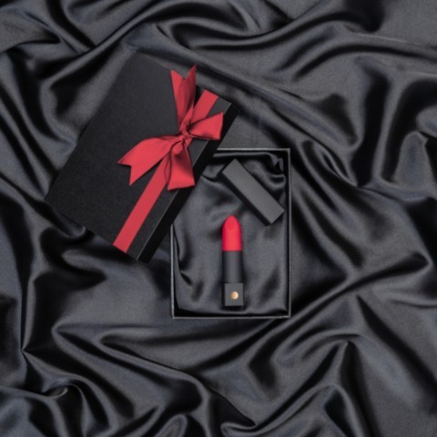 Mini vibromasseur connecté Exomoon de Lovense au design rouge à lèvres, rechargeable par USB, étanche IPX7 et contrôlable via Bluetooth avec l'application Lovense.