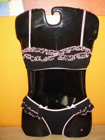 Ensemble noir et bordures Froufrou roses